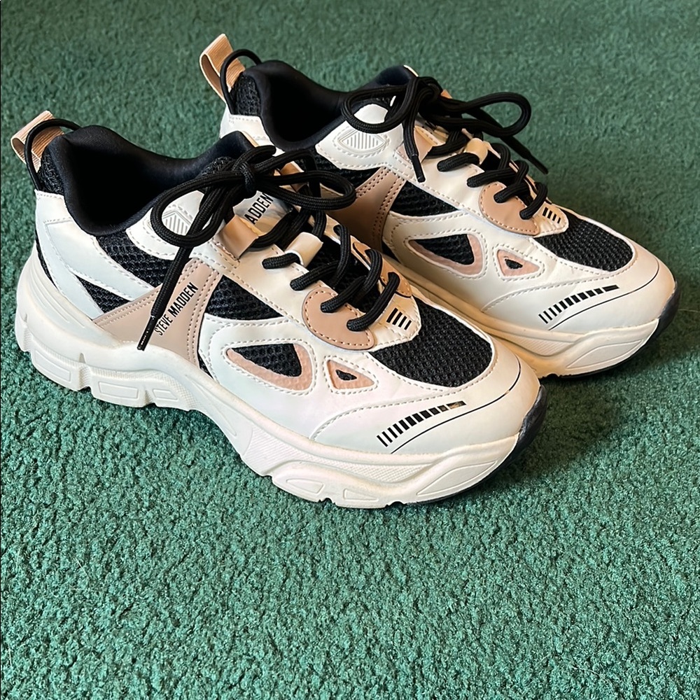Steve Madden Clydie black and cream sneakers size 6.5